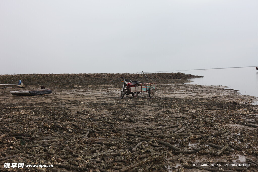 荒滩上的简易场景