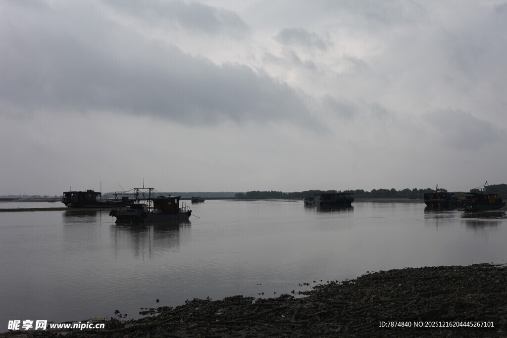阴天湖畔停泊的船只