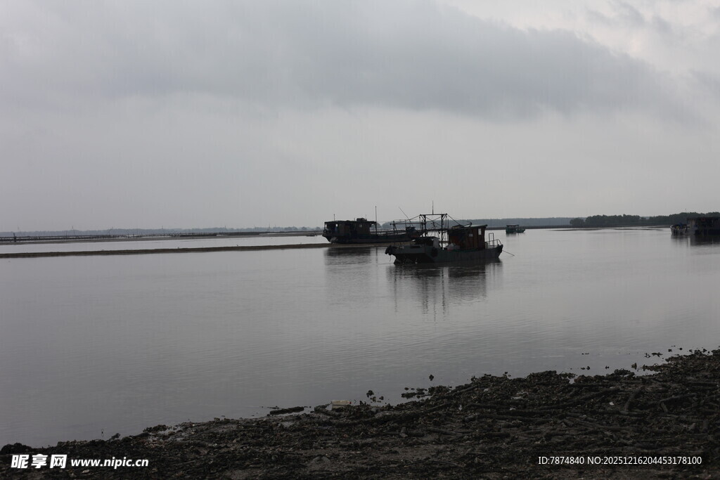 湖畔船只静泊的宁静景象