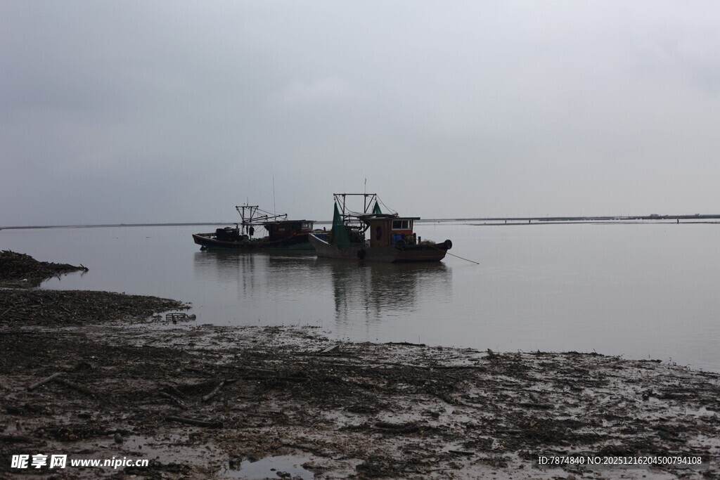 浅滩上停泊的船只