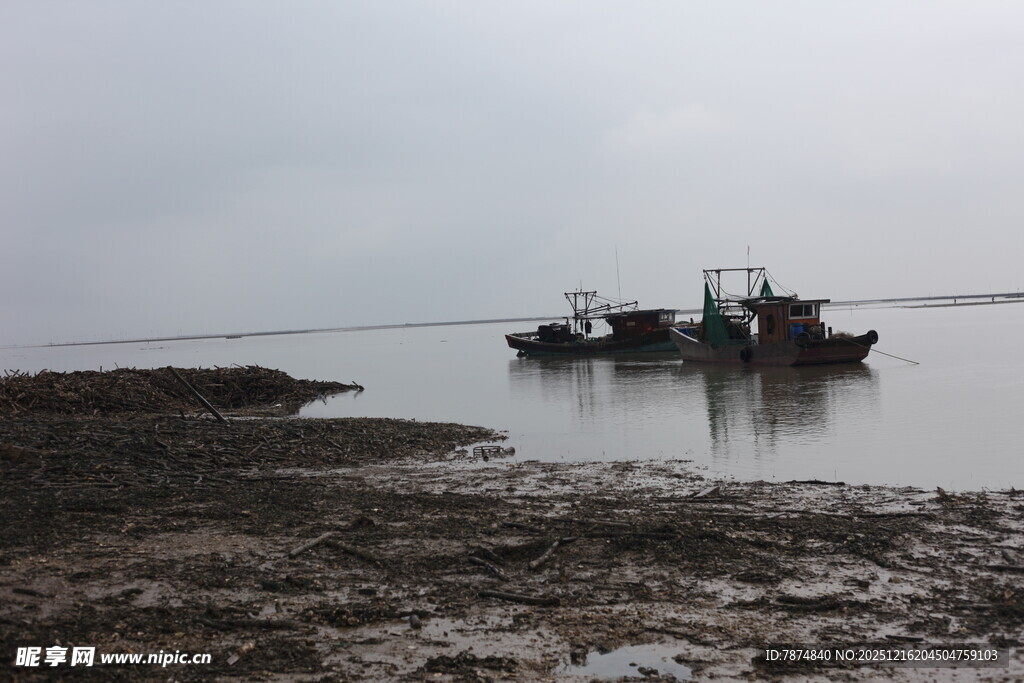近海渔船停靠于滩涂边