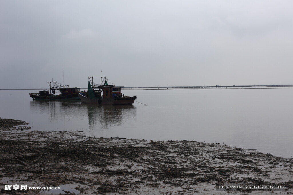 海边停泊的渔船