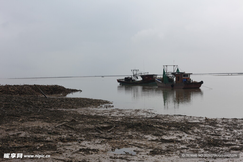 浅滩上的作业船只