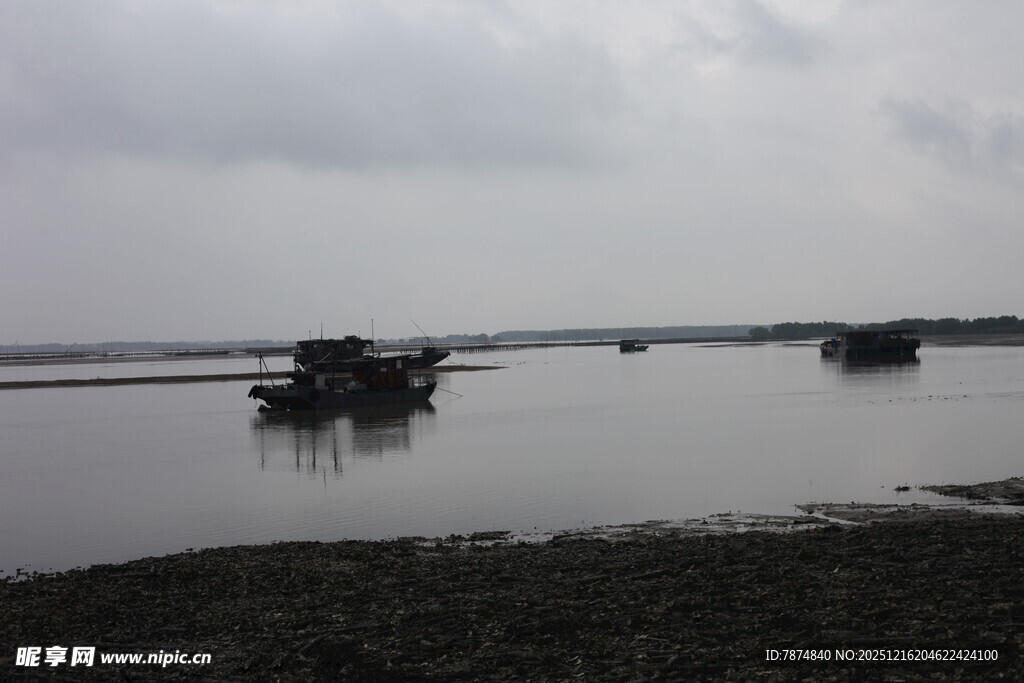 水上船只静谧自然景象
