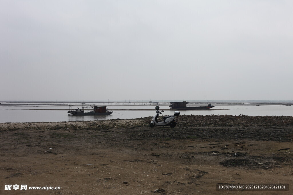 海边停泊的简易船只