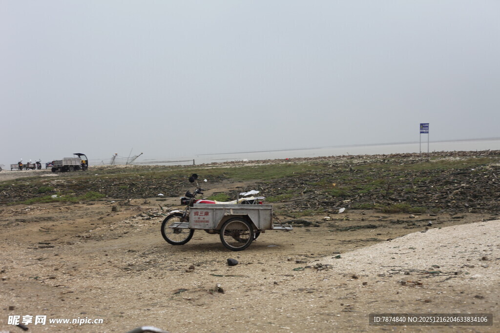 荒野中的三轮摩托车