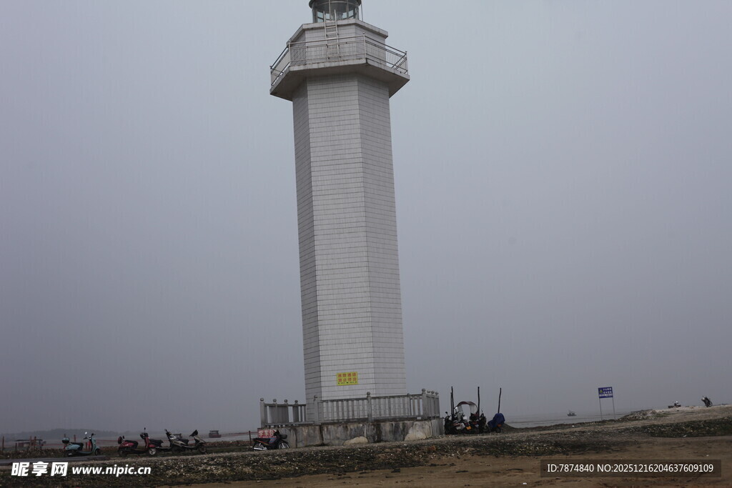 海边白色灯塔孤独矗立