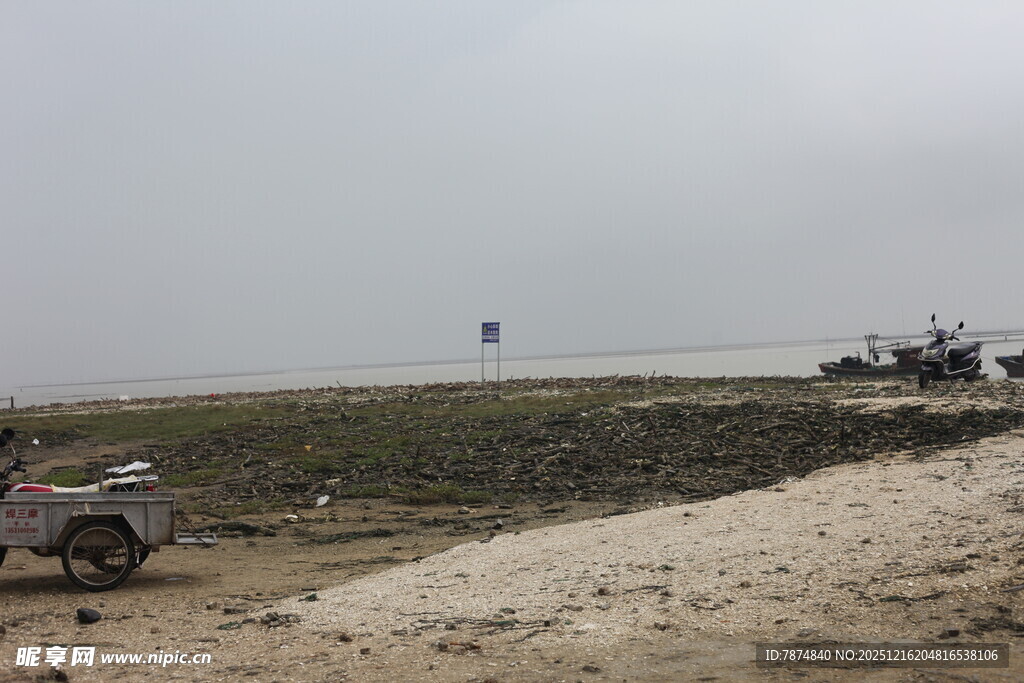 海边滩涂景象与作业车辆