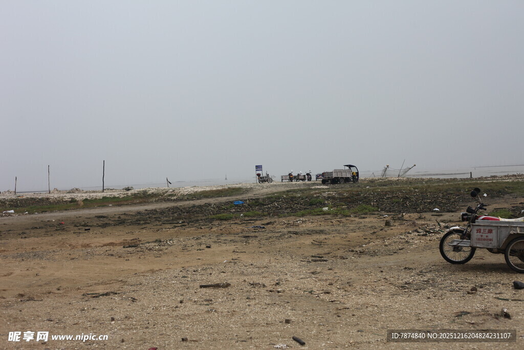 荒凉野外的车辆与摩托