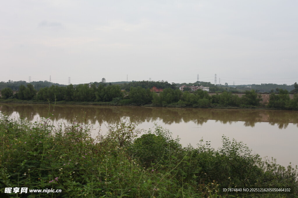 宁静河畔自然风光