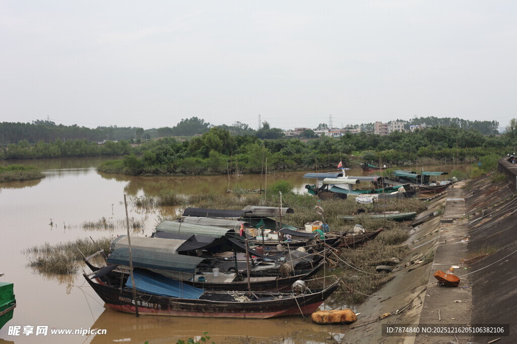 河边停泊的多艘老旧船只