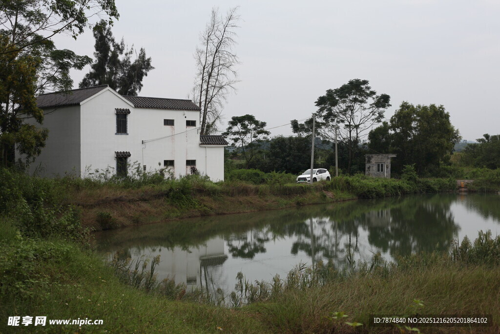 乡村水边的白色小屋