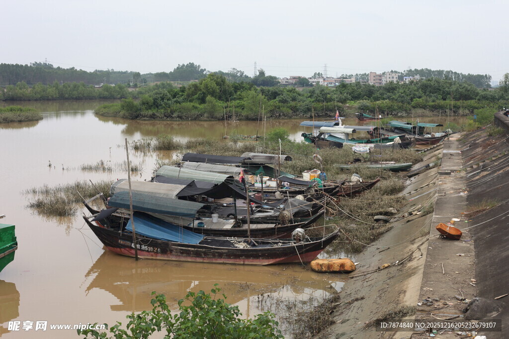 河边停泊的多艘船只