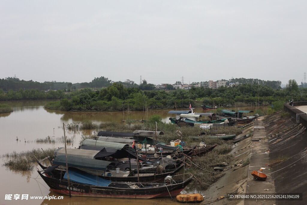 江边停泊的船只景象