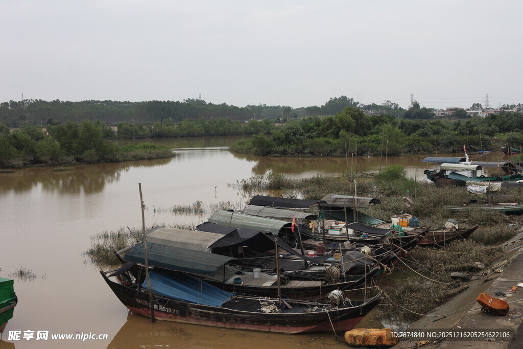 江边停泊的多艘作业船只