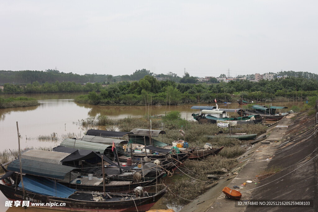 河边停泊的破旧船只
