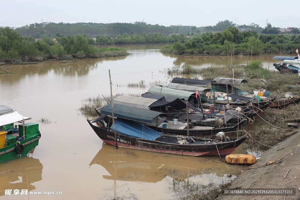 河边停泊的多艘船只