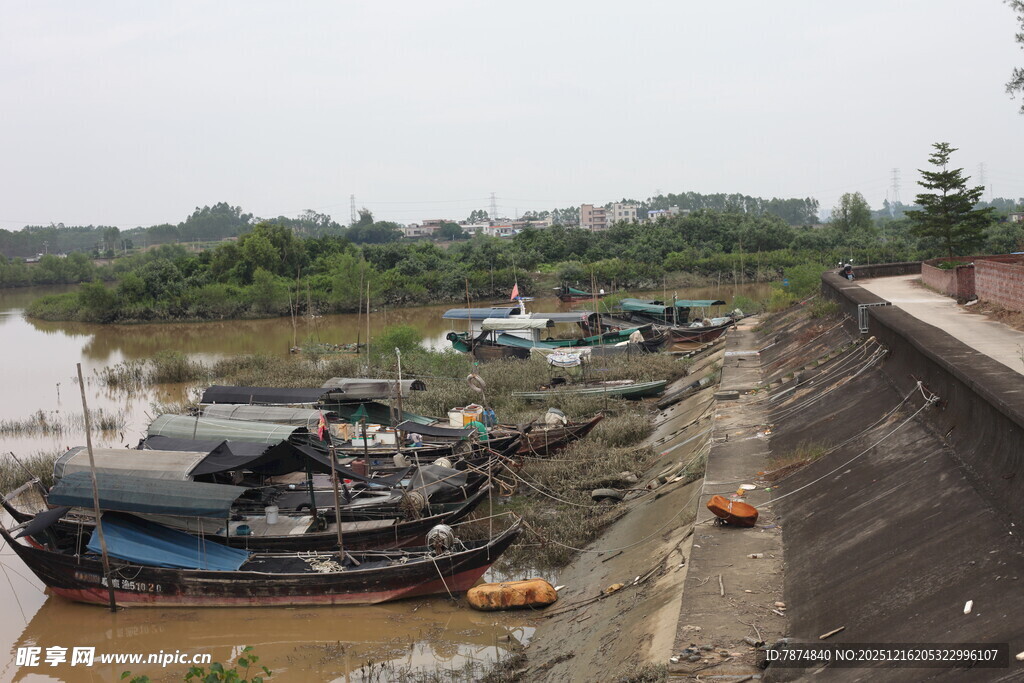 岸边停泊的多艘老旧船只