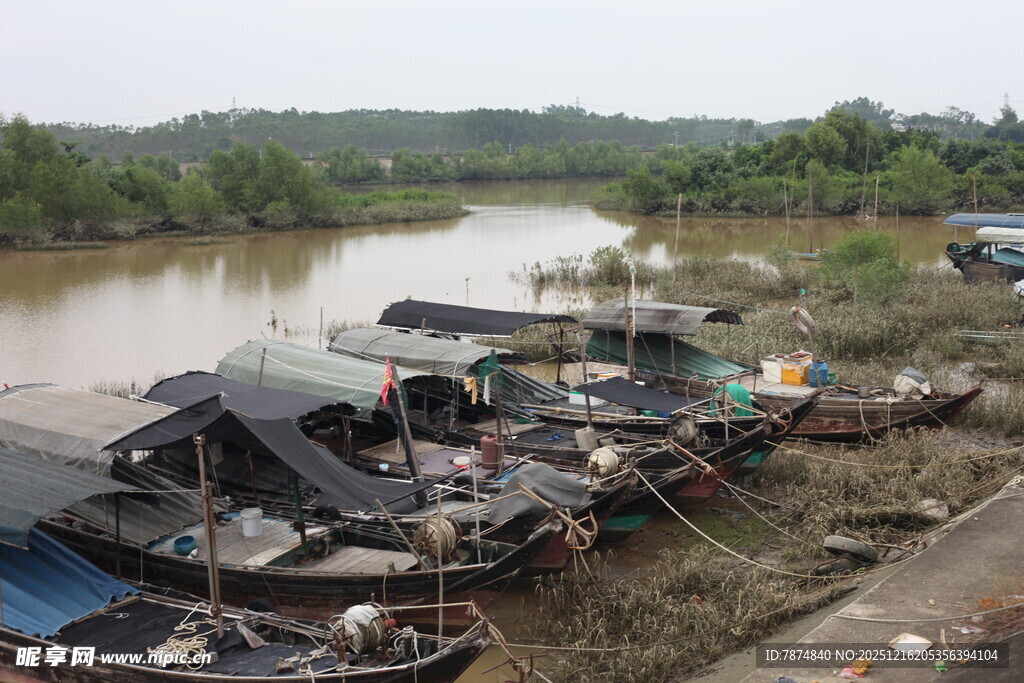 河边停泊的多艘船只