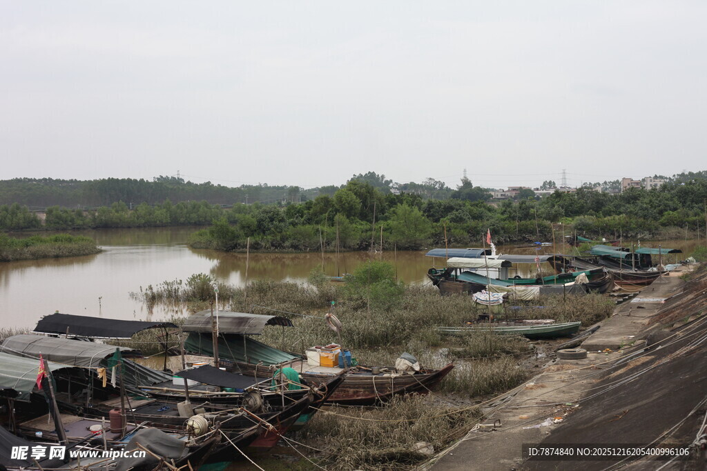 河边停泊的多艘船只
