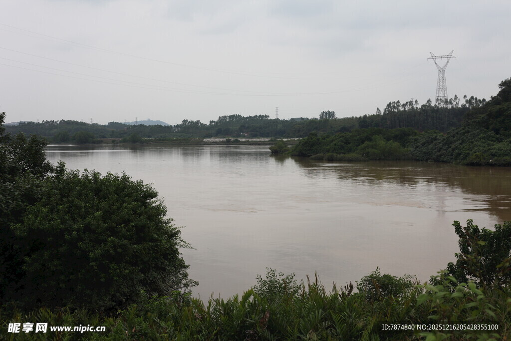 宁静河畔自然风光