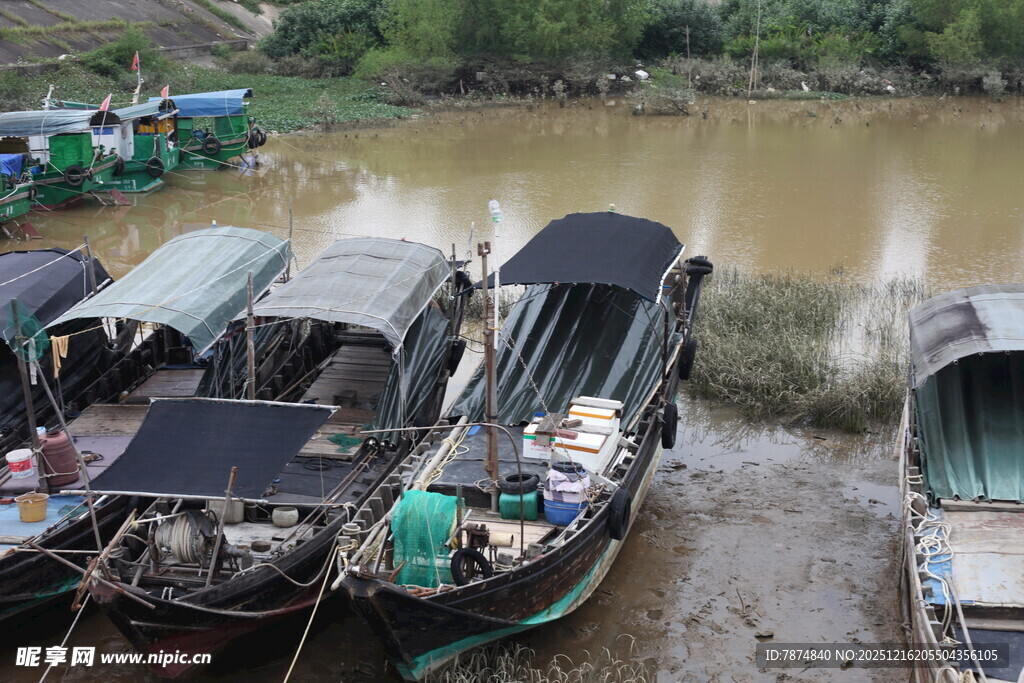 河边停泊的传统船只