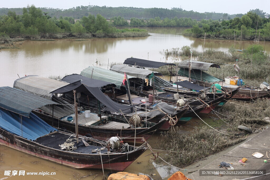 河边停泊的多艘传统船只