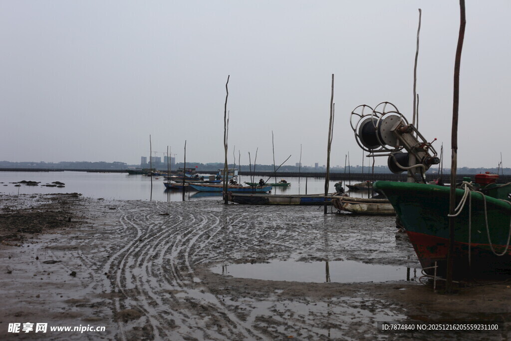 海边停泊的渔船与泥滩