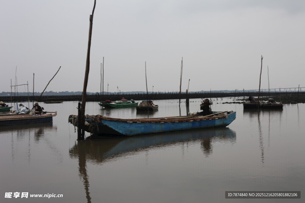 宁静湖面的蓝色小船
