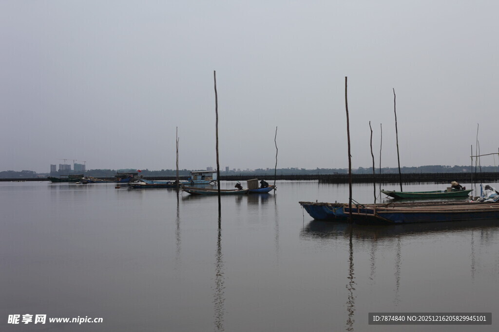 雾中静谧的停泊船只