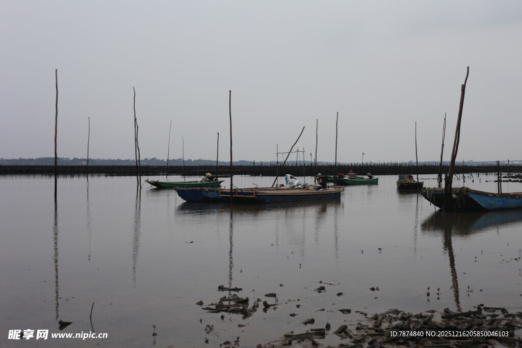 宁静湖面停泊的几艘帆船