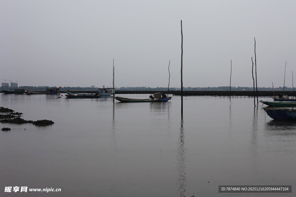 雾中宁静的港湾与帆船