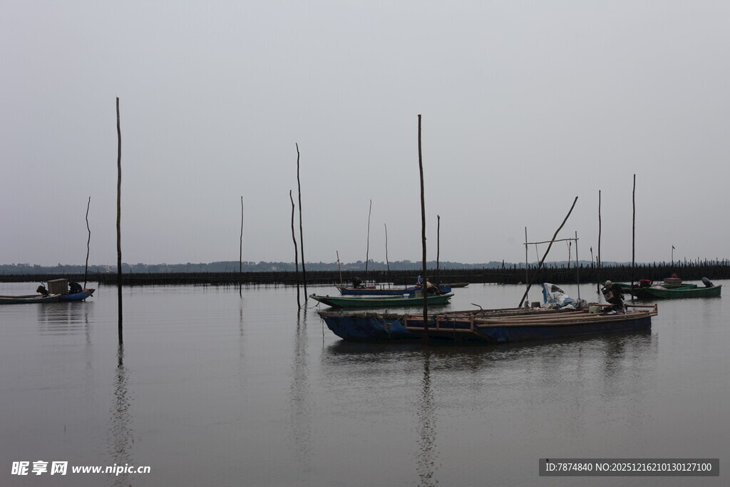 雾中静泊的船只与栈桥