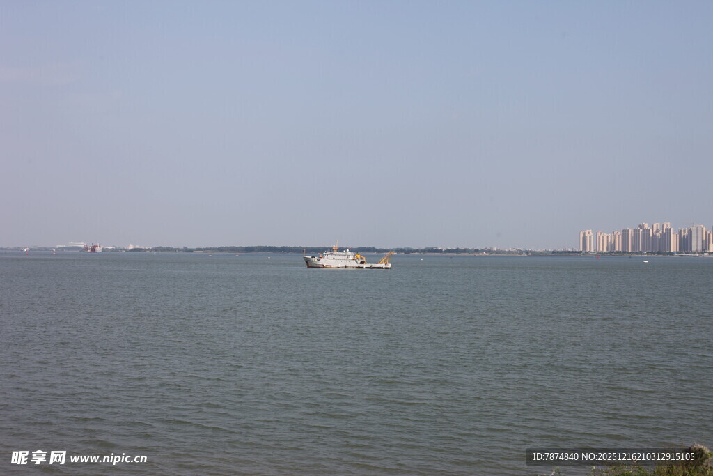 海上孤舟与远处城市景观