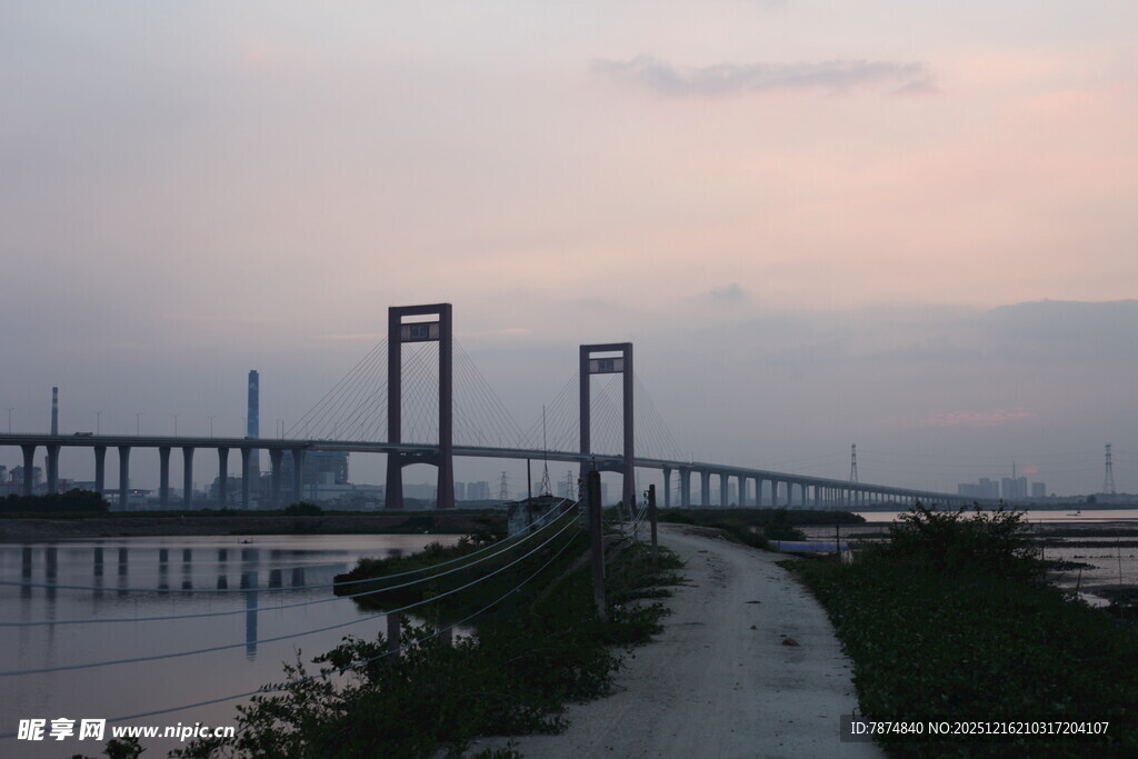 黄昏下的大桥与沿河小路