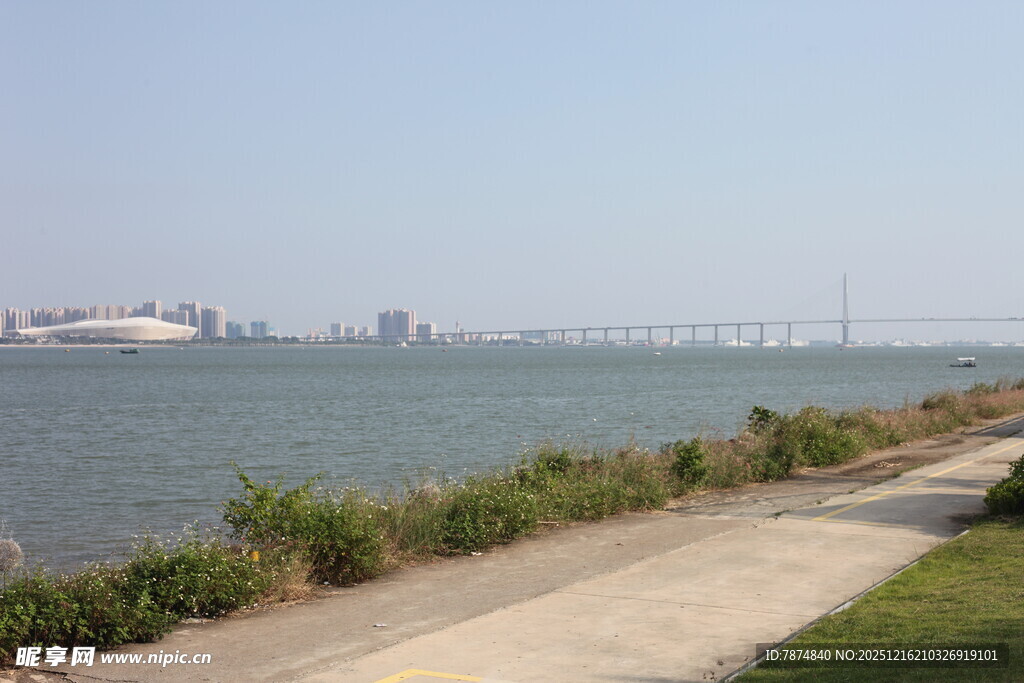 海滨步道与远处跨海大桥