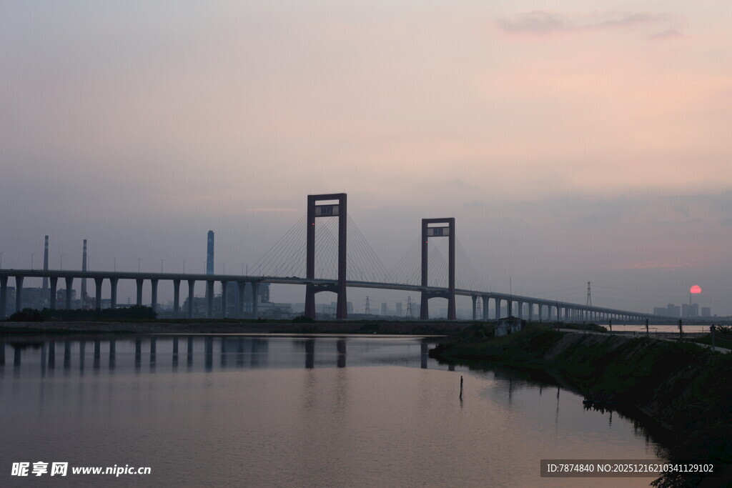 黄昏下的大桥与平静水面
