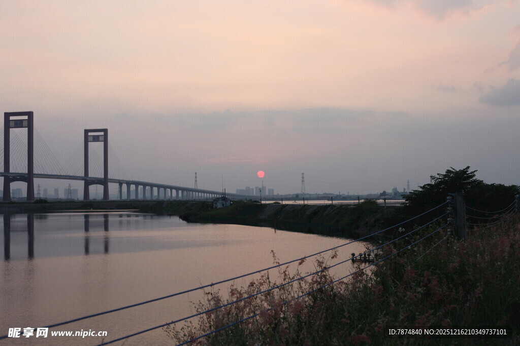 黄昏下的桥梁与平静水面
