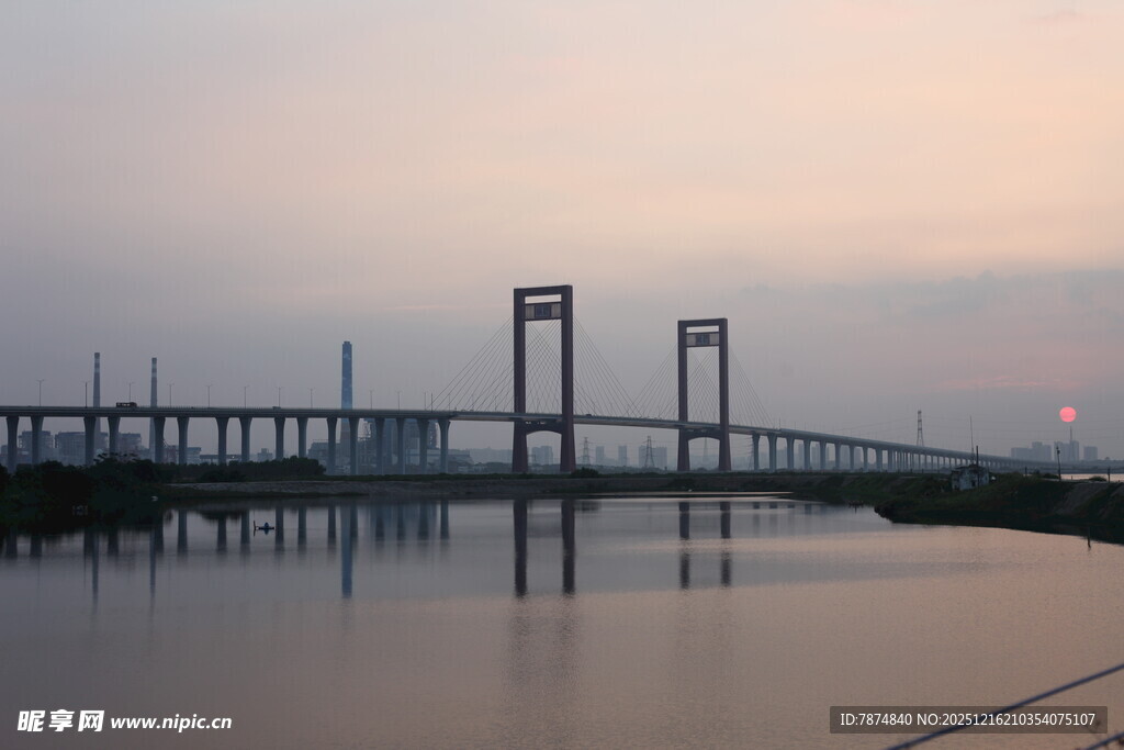 黄昏下的跨海大桥美景
