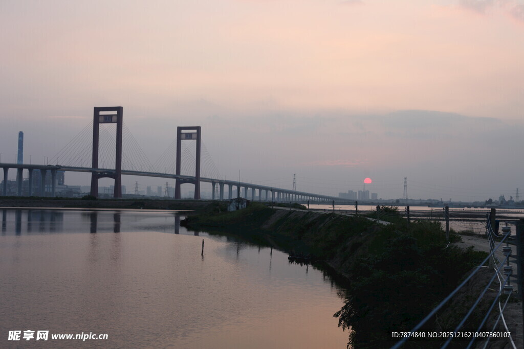 黄昏下的宏伟桥梁景观