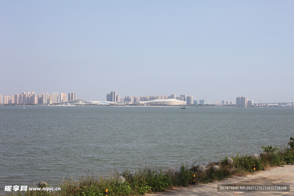 海滨城市远景风光