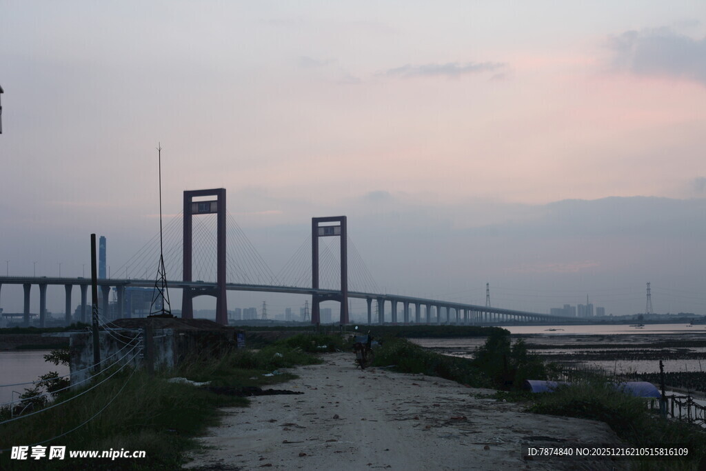 黄昏下的大桥与岸边小路