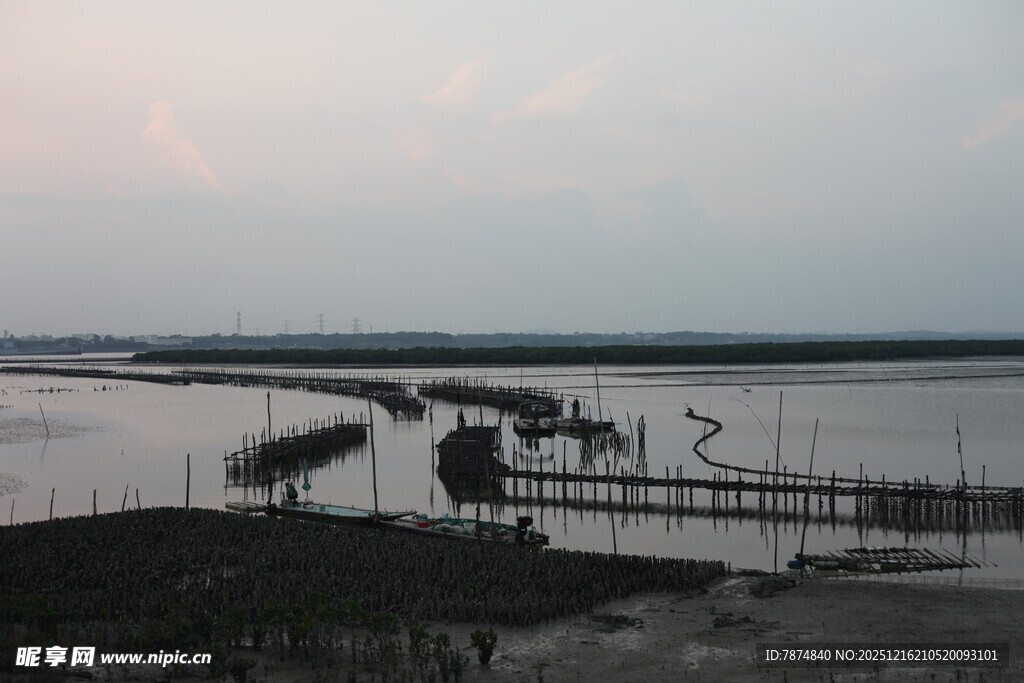 黄昏下的水上栈桥景观