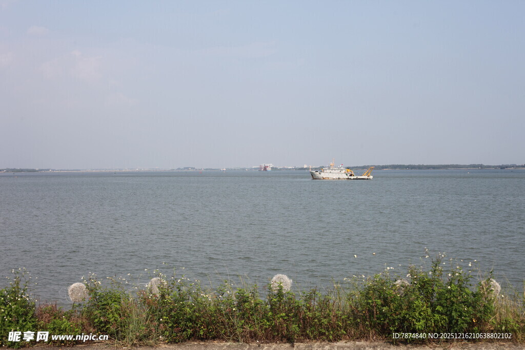 宁静湖面与远方小船