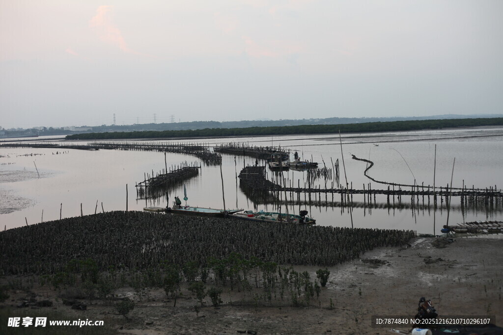 黄昏下的江边码头景观