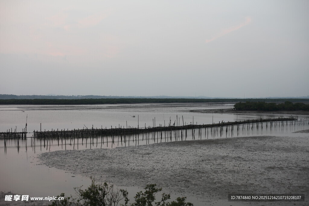 黄昏下的宁静海滨栈桥