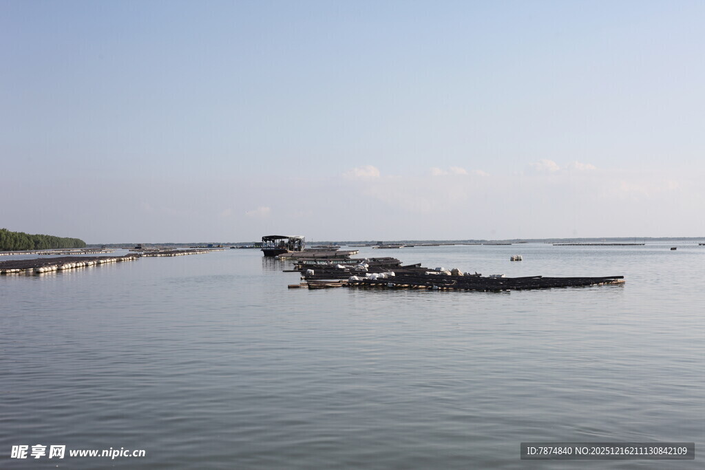 宁静水边码头景象