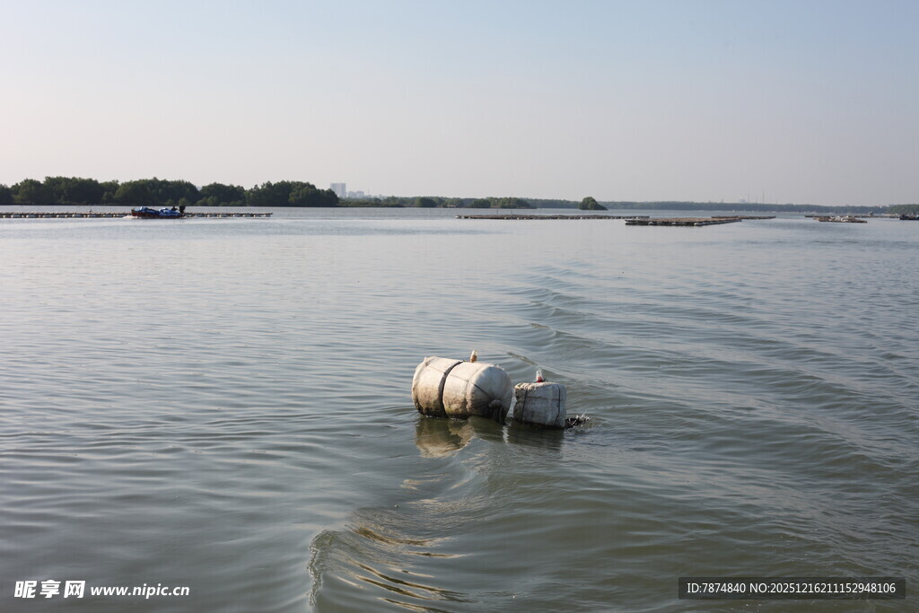水面漂浮的金属桶