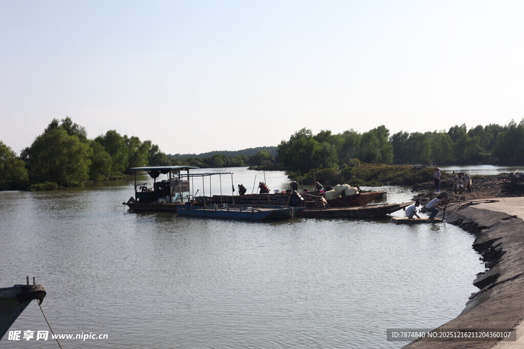 河畔码头景象