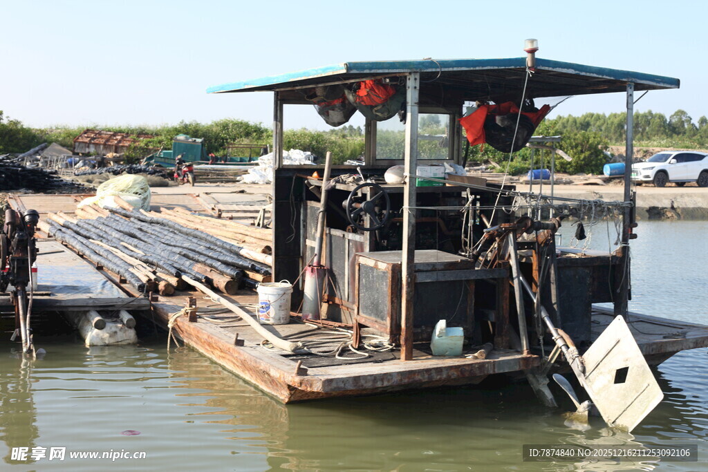 水上作业船停靠在码头